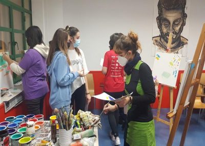 Dirección de arte de taller con 80 personas